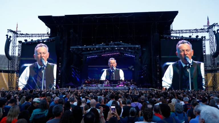 El cantante, guitarrista y compositor estadounidense Bruce Springsteen acompañado por la E. Street Band durante el concierto que ofrece este jueves, en el Estadi Olímpic de Barcelona dentro de su gira 2024 World Tour. Foto: EFE