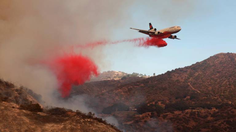 Un avión lanza retardante contra el incendio forestal Palisades en Los Ángeles, California, EE. UU., el 11 de enero de 2025. Foto: EFE