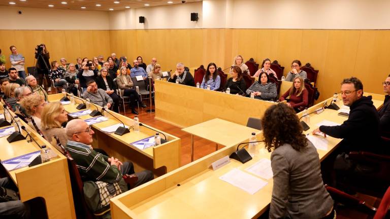 El nuevo consejo municipal se constituyó formalmente ayer en un acto en el Ayuntamiento. Foto: Alba Mariné