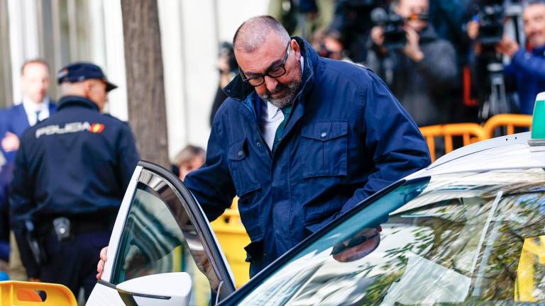 Koldo García, durante años asesor del exministro José Luis Ábalos, se sube en un taxi tras declarar este martes al Tribunal Supremo ante el juez, después de que el empresario Víctor De Aldama reiterase ayer que pagó a ambos comisiones y que éstos le dijeron que «una parte» iba para el PSOE. Foto: EFE