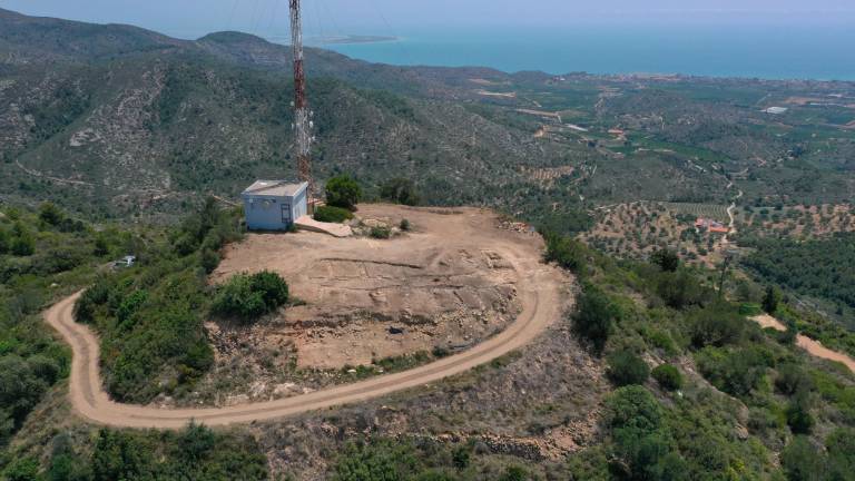 Imatge aèria del poblat de la Cogula, amb la mar al fons, excavat per quart any consecutiu al terme municipal d’Ulldecona. Foto: GRAP