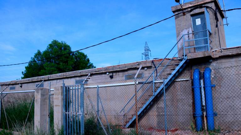 $!Tuberías y estructuras del depósito municipal de agua potable de Amposta en el polígono de Tosses. FOTO: ACN