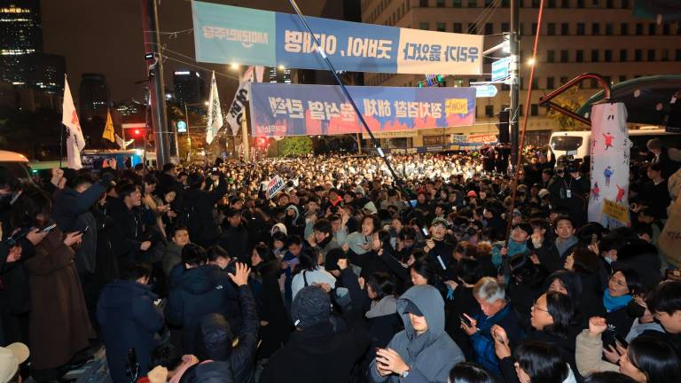 Personas se reúnen frente a la Asamblea Nacional en Seúl, Corea del Sur, durante la madrugada del 4 de diciembre de 2024, exigiendo la retirada de la ley marcial. Foto: EFE