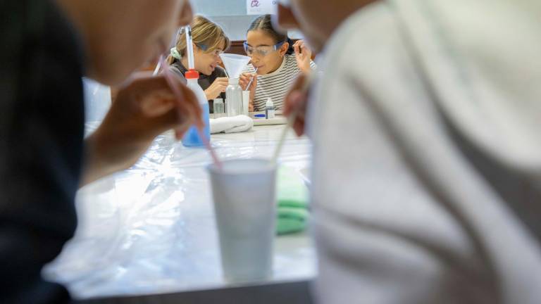 Experimento para ver el CO2 que se produce en los pulmones. FOTO: Àngel Ullate