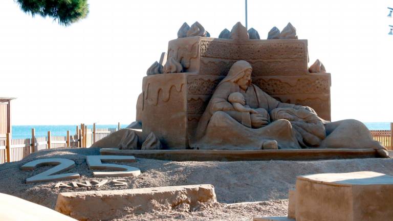 Representación del nacimiento en el pesebre de arena de La Pineda, que este año celebra los 25 años. Foto: ACN