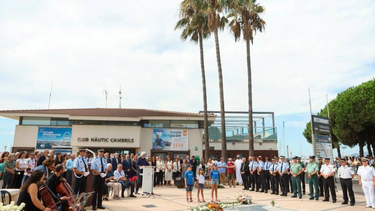 El homenaje se celebró en el Memorial por la Paz ubicado frente al Club Nàutic, donde ocurrieron los hechos. Foto: DT