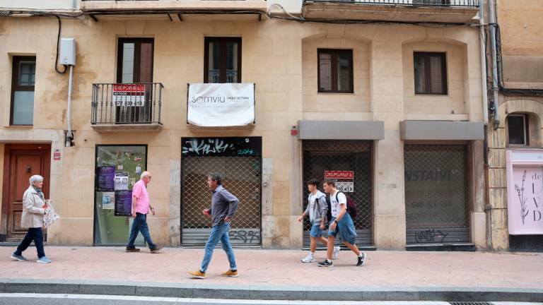 Un tramo del arrabal de Jesús con varios locales comerciales con la persiana bajada. FOTO: Alba Mariné