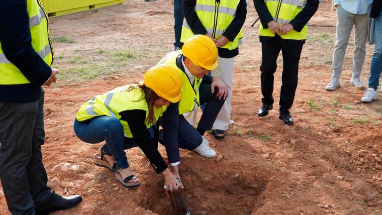 El momento en que se ha colocado la primera piedra. Foto: Cedida