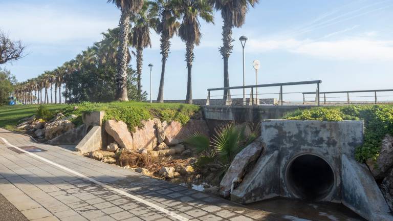 El passeig del Marjal es torna una barrera que tapona l’evacuació d’aigua cap al mar. Foto: J. Revillas