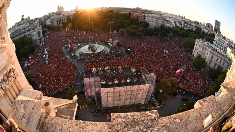 Vista aérea de la Fuente de Cibeles en Madrid que congregó a miles y miles de aficionados españoles para celebrar la Eurocopa. foto: efe