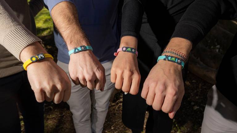 $!Tanto los colores de las pulseras como los accesorios que se les agregan dan información sobre quien las llevan. Foto: Àngel Ullate