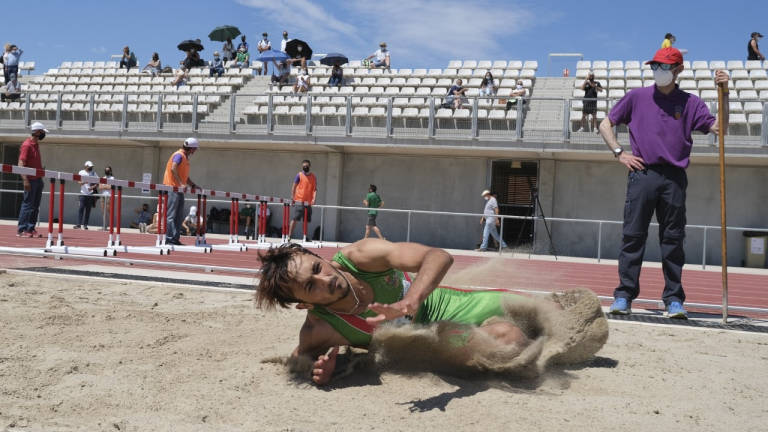 Un saltador, durante el Campionat de Catalunya sub23 de Campclar. FOTO: FABIÁN ACIDRES