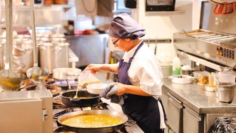 Una cocinera de El Pòsit La Pineda en plena elaboración del servicio de comida del mediodía. Foto: Alba Mariné