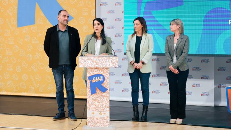 Maria Fusté, adjunta a la dirección de Special Olympics España, ayer tomando la palabra en el atril del Pavelló Olímpic Municipal; junto a la alcaldesa de Reus, Sandra Guaita; Noemí Llauradó, presidenta de la Diputació de Tarragona; y Enrique Martín, concejal de Salut i Esports. Foto: Alba Mariné