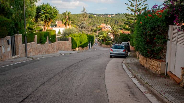 Bajada de la calle Isaac Albéniz, en Llevant; se trata del principal punto en el que se actuará. Foto: Marc Bosch