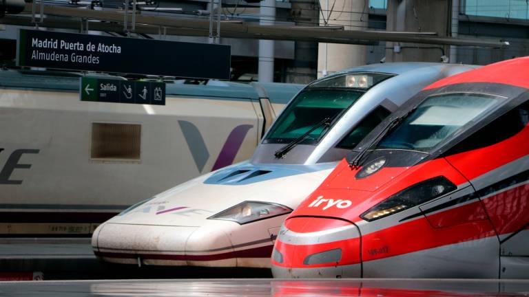 $!Un tren de alta velocidad AVE de Renfe, junto a uno de la compañía Iryo, en la estación de Madrid-Puerta de Atocha. FOTO: ACN