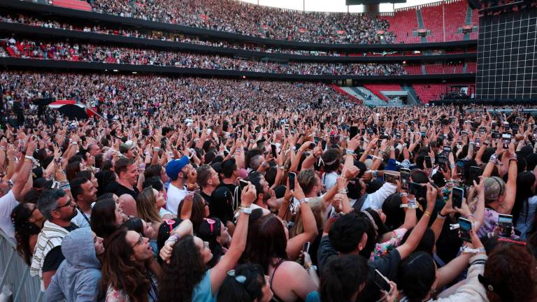 Miles de personas asisten al concierto de Taylor Swift en la capital portuguesa. Foto: EFE