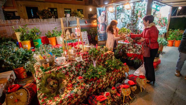 Una docena de tiendas ofrecen artículos navideños. FOTO: Marc Bosch