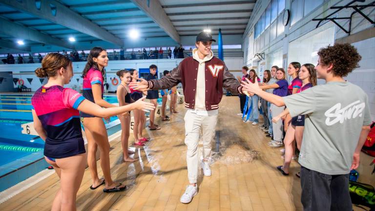 Carles Coll es recibido por los niños y niñas del CN Tàrraco. Foto: Marc Bosch