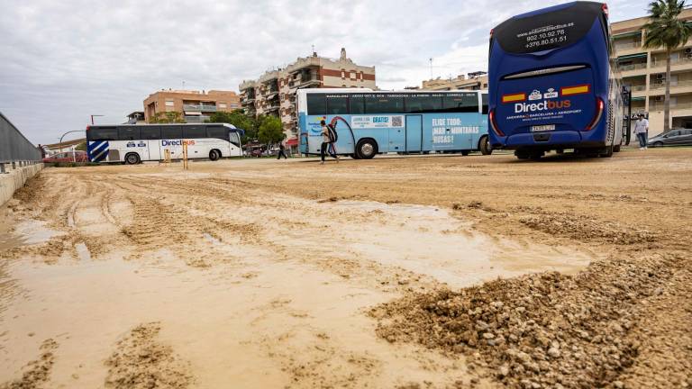 Las lluvias de los últimos días han afectado al solar que se utiliza de aparcamiento. Foto: Àngel Ullate