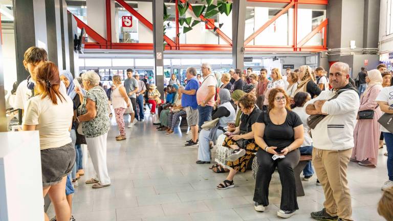 Imagen de las colas en la estación de autobuses de Tarragona. Foto: Àngel Ullate