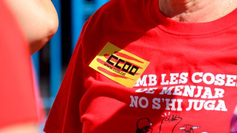 Una de las manifestantes por la reducción de la jornada laboral en Tarragona con una pegatina y camiseta de CCOO. Foto: ACN