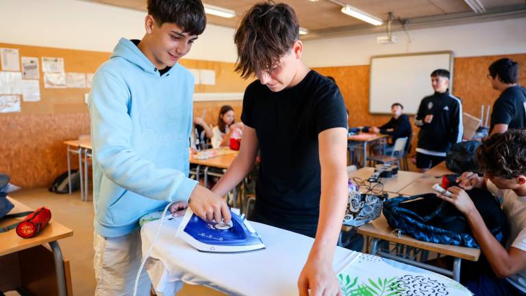 Las tablas de planchar forman parte del día a día de la asignatura, que incorpora aspectos del modelo educativo nórdico. Foto: Alba Mariné