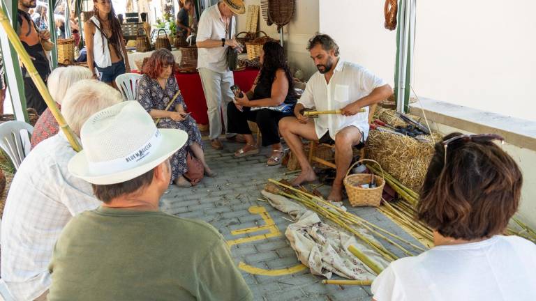 Artesà mostrant com es treballen les fibres vegetals. foto: Joan Revillas