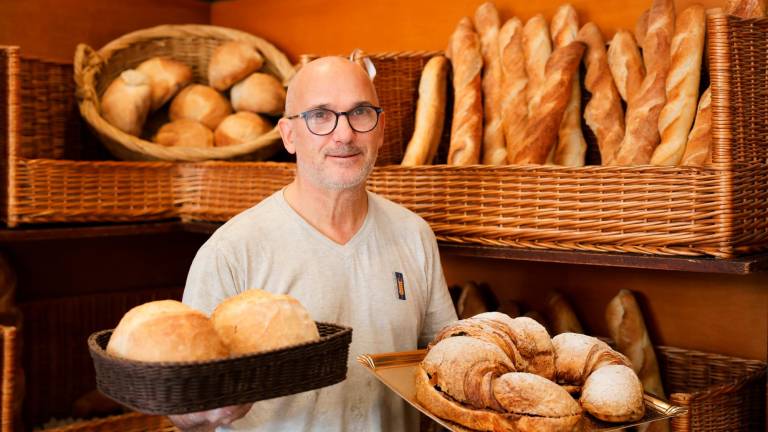 $!El propietari del Cal Llengüet (116 anys), Josep M. Barbé, amb uns pans i un croissant farcit enorme. Foto: Alba Mariné