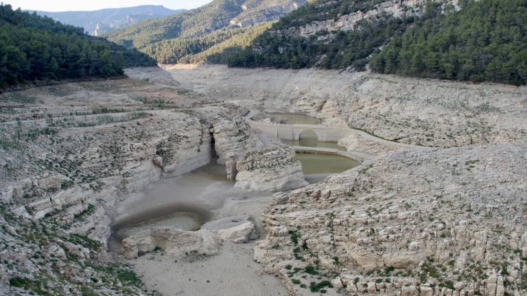 La misma vista del embalse pero vacío, el pasado mes de agosto. Foto: Joan Revillas