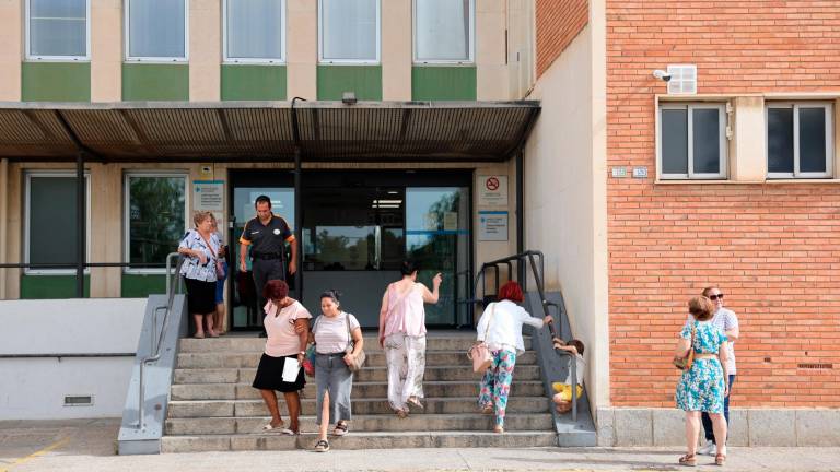El acceso principal al el centro de atención primaria y de urgencias Sant Pere de Reus, en el Camí de Riudoms. Foto: Alba Mariné