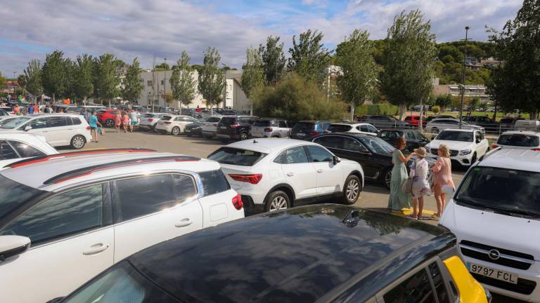 El colapso de la superficie de estacionamiento es una constante del verano. foto: Àngel Ullate