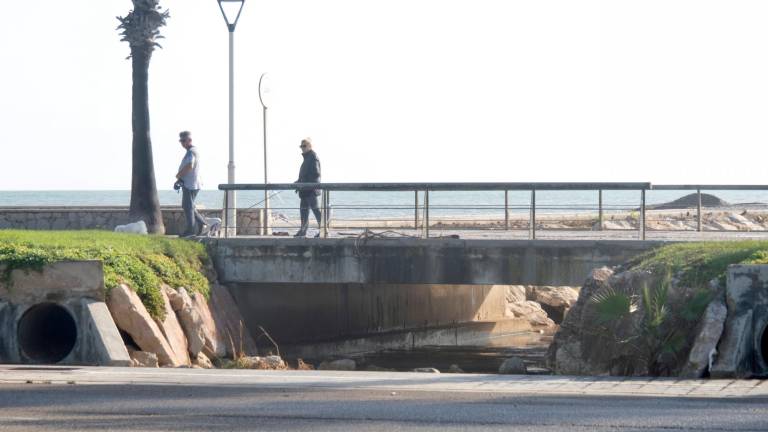 La canalización hacia el mar en el Fondo de Jan no es suficiente y no evacua el agua. foto: j. revillas