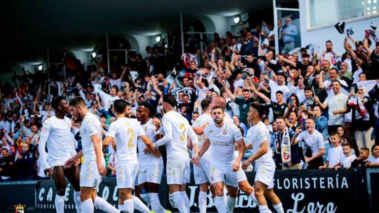 Los jugadores del Ceuta celebran uno de los goles de Rodri Ríos. Foto: AD Ceuta