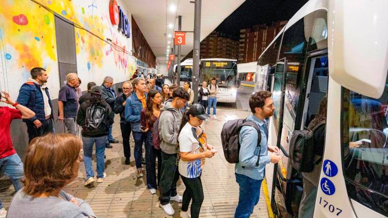 Entre las 6 y las 7.15 h de la mañana salen cuatro buses directos de Tarragona a Barcelona. Foto: Àngel Ullate