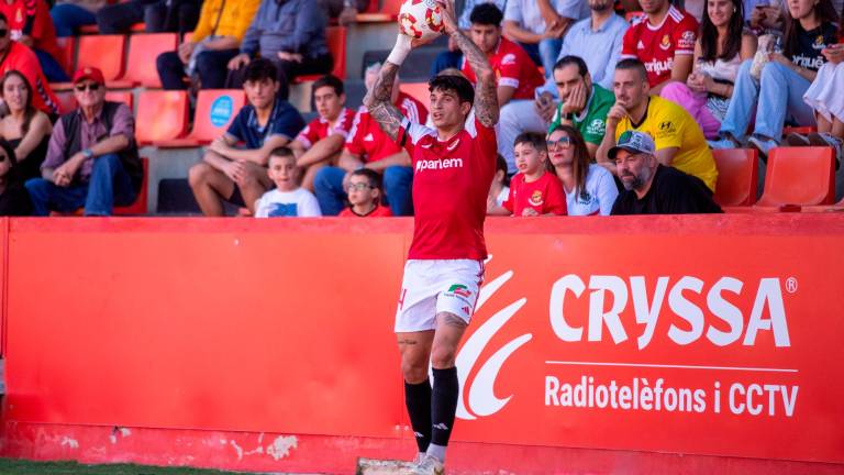 Óscar Sanz saca de banda en el Nou Estadi Costa Daurada. foto: marc bosch