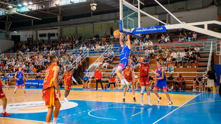 Adrià Trouvé machaca el aro del Serrallo en el duelo ante el Horta. Foto: Marc Bosch