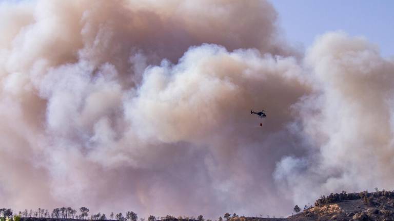 Un helicòpter descarregant aigua sobre l’incendi de la Ribera d’Ebre el 2019. Foto: Joan Revillas