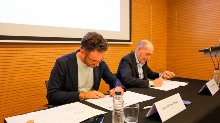 El alcalde de Vila-seca, Pere Segura, y el presidente del MNAC, Joan Oliveras, han firmado este martes el convenio de colaboración. Foto: Alba Mariné