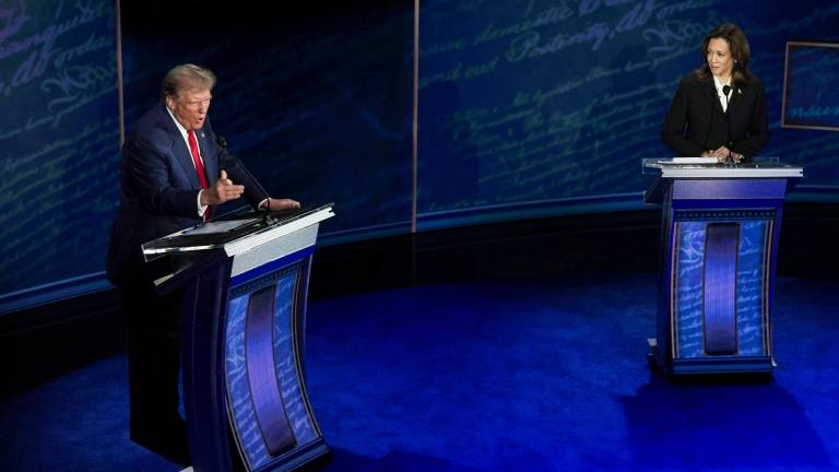 La vicepresidenta aprovechó la “pantalla divida” del debate televisado para usar su lenguaje no verbal en los momentos donde Trump tenía la palabra. Foto: EFE