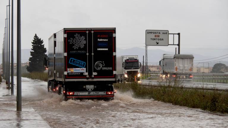 Las acumulaciones de lluvias en algunas carreteras del Ebre. Foto: Joan Revillas