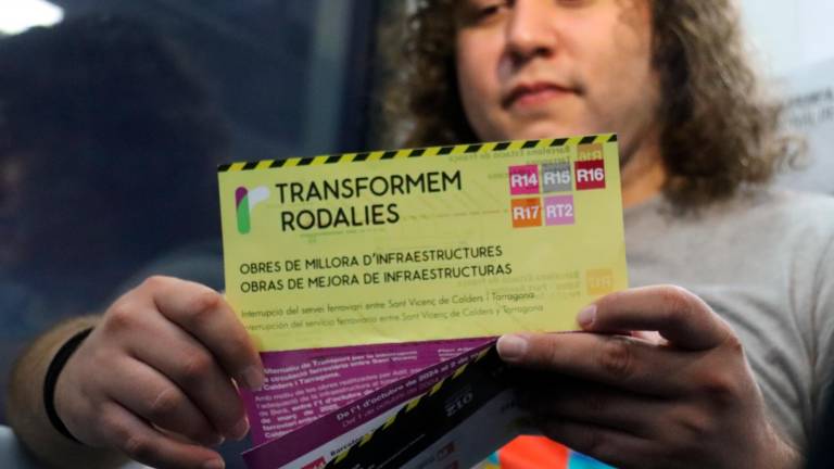 Un usuario de Rodalies consultando los nuevos horarios a raíz de los cortes ferroviarios. Foto: ACN