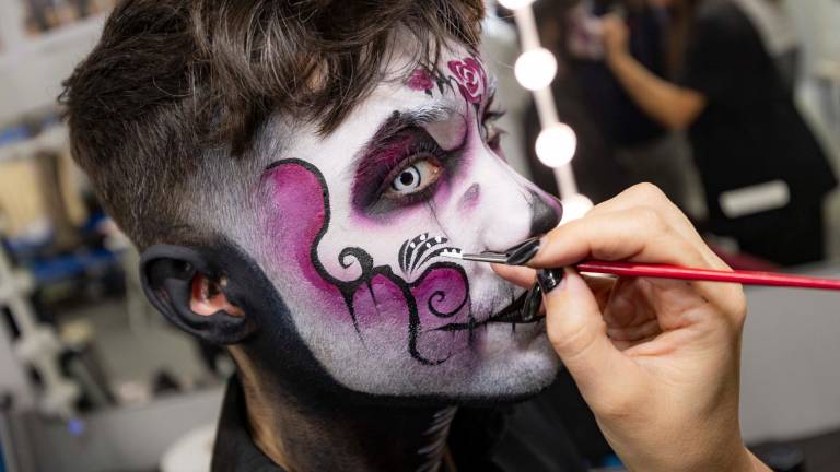 Marc pasa entre 15 y 20 minutos en el camerino para ser maquillado cada día. foto: Àngel ULLate