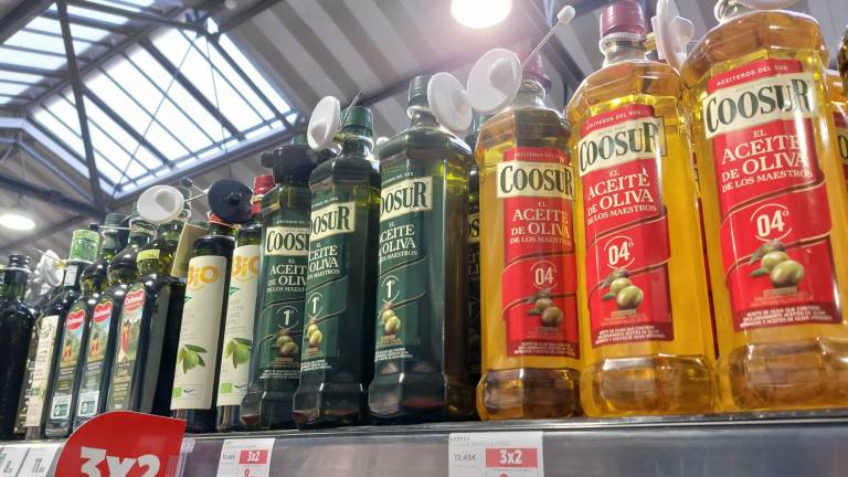 Botellas de aceite de oliva en un supermercado de Madrid. Foto: EFE/ Fernando Alvarado