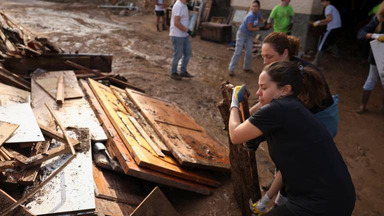 Vecinos desescombran y limpian sus casas arrasadas por la DANA este viernes en Letur, Albacete. Foto: EFE