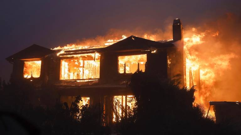 Una vivienda arde por culpa de uno de los incendios. Foto: EFE