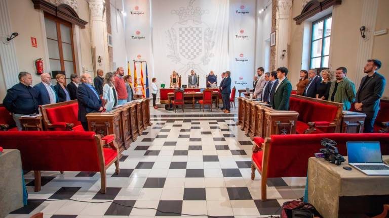 El pleno empezó con un minuto de silencio en recuerdo al periodista Agustí Forné. Foto: Marc Bosch