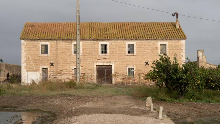 Imatge frontal de Casa Blanca, vora la carretera entre la Ràpita i Poble Nou. Foto: J. Revillas