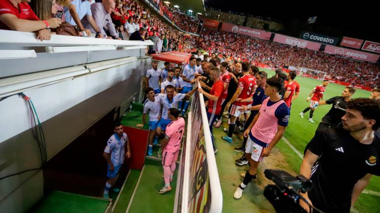 Los jugadores del Málaga CF en las escaleras del túnel de vestuarios del Nou Estadi. Foto: Marc Bosch