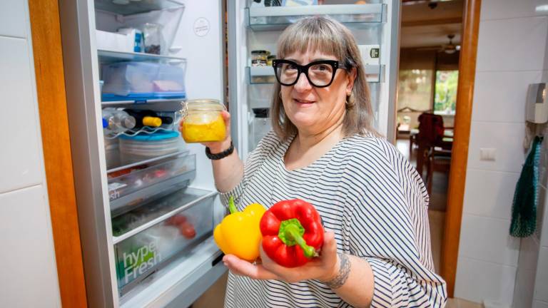 Las verduras, además de aportar una nota de color, son un atajo saludable para Rosa Maria Martí a la hora de preparar la cena. FOTO: Marc Bosch